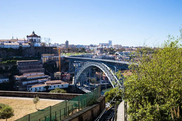 Panorama de la ciudad de Oporto con río Duero y puente en un día soleado — Foto de Stock