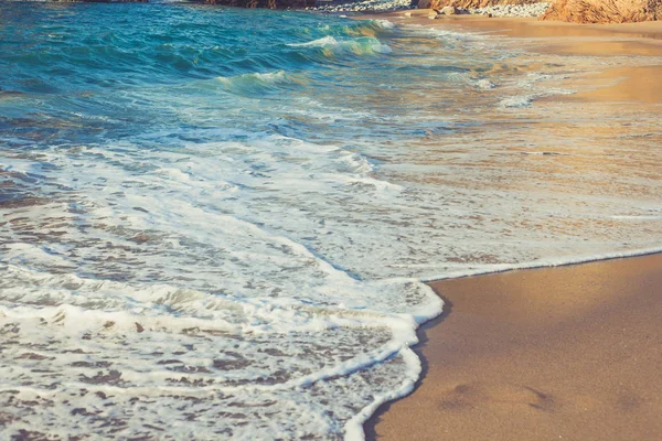 Hermosa playa de arena y el mar tropical, phuket, Tailandia — Foto de Stock