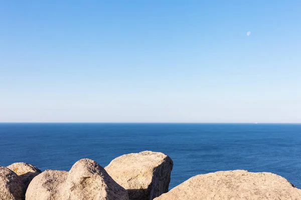 Stones, rocks, blue ocean water and sky horizon background. — Stock Photo, Image