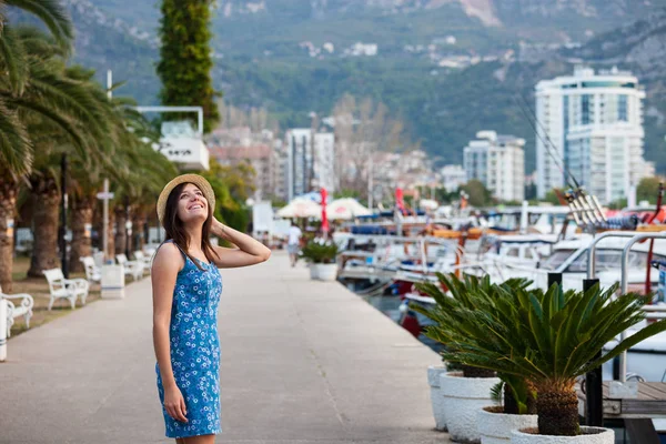 ヨーロッパ夏の旅行地中海の目的地。マリーナを歩く休暇の観光女性 — ストック写真