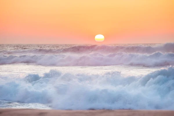 Puesta de sol sobre el océano. Panorama de olas oceánicas y puesta de sol. Florida, Estados Unidos — Foto de Stock