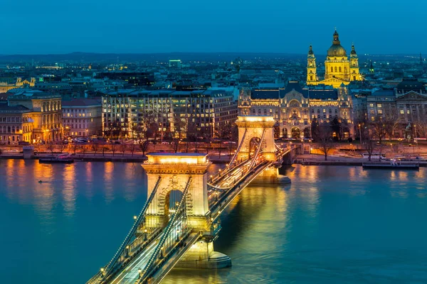Le pont de la chaîne à Budapest dans la soirée. Skyline nocturne de la ville. Visites guidées en Hongrie . — Photo