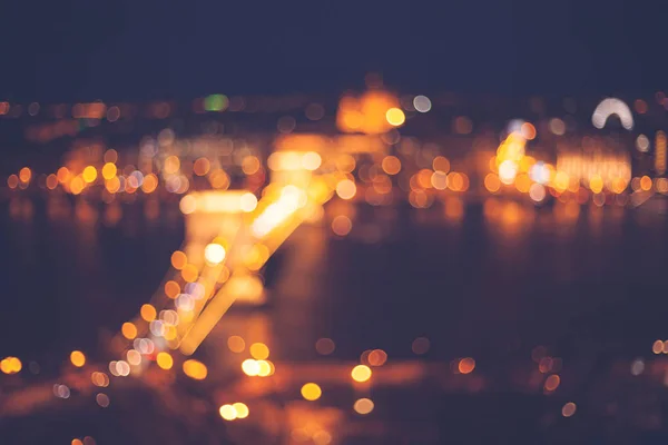 五颜六色的夜景背景。城市景观。布达佩斯市与著名的链桥在夜间，匈牙利 — 图库照片