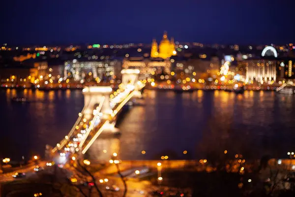 Kleurrijke bokeh achtergrond van de nacht. Stadsgezicht. Boedapest stad met beroemde Kettingbrug 's nachts, Hongarije — Stockfoto