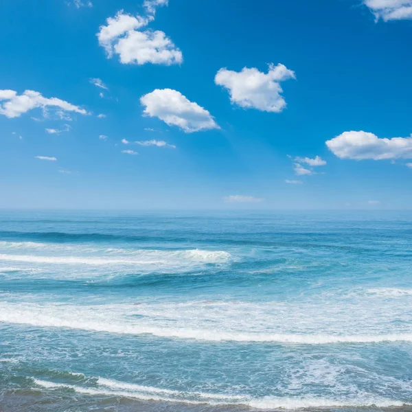Niebieskie fale oceanu. Przełamywanie fal w słoneczny dzień. Tropikalny kurort — Zdjęcie stockowe