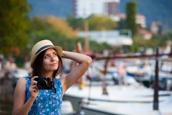 カメラと歩いている若い魅力的な陽気な旅行少女 — ストック写真
