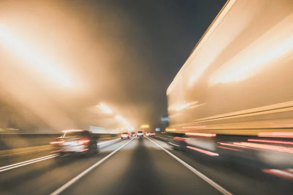 Schnelle Nachtfahrt auf der Autobahn, Blick aus dem Inneren eines Autos — Stockfoto