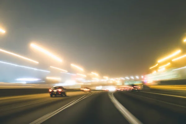 Otoyolda hızlı bir gece, bir arabanın içinden manzara. — Stok fotoğraf