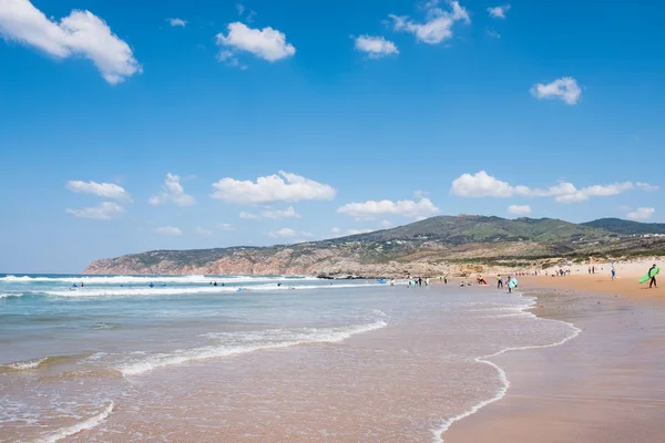 Pessoas não identificadas com prancha de surf na praia de verão e água azul do oceano. Praia de verão vista panorâmica — Fotografia de Stock