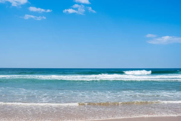 Пляж и море и голубое небо — стоковое фото