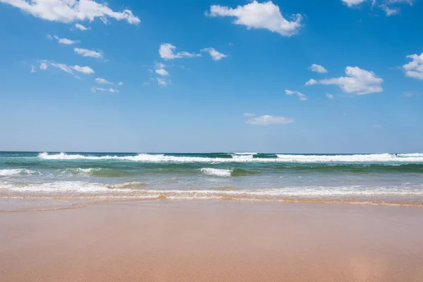 Piękna plaża i tropikalne morze i błękitne niebo — Zdjęcie stockowe