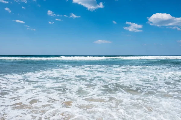 Hermosa playa y mar tropical y cielo azul — Foto de Stock