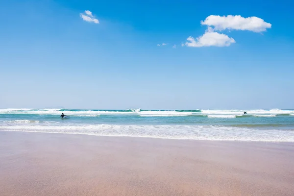 Back view of unidentified man with surf board in blue ocean water. Summer beach panoramic view — Stock Photo, Image