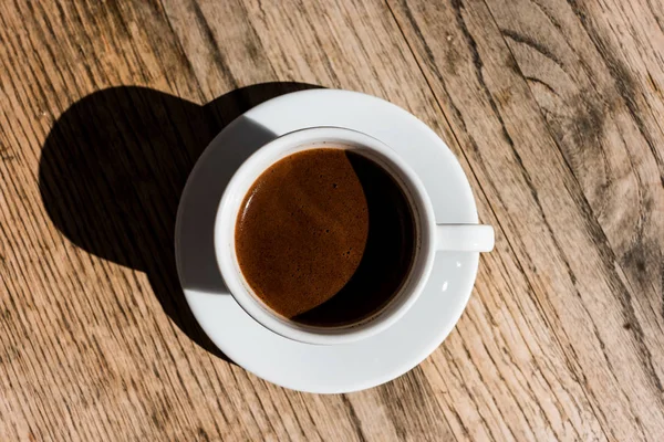 Tasse de café sur table en bois, vue sur le dessus — Photo