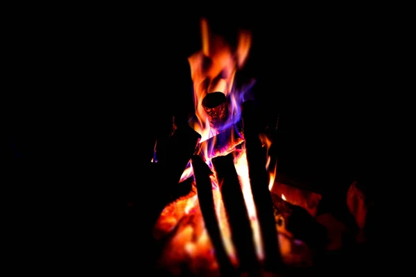 Пожежне полум'я крупним планом на чорному тлі — стокове фото