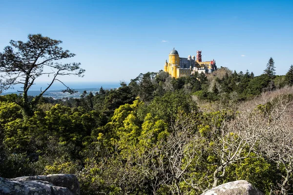 Palác Pena v Sintře. Lisabon, Portugalsko. Slavný orientační bod. Letní ranní krajina s modrým nebem. — Stock fotografie