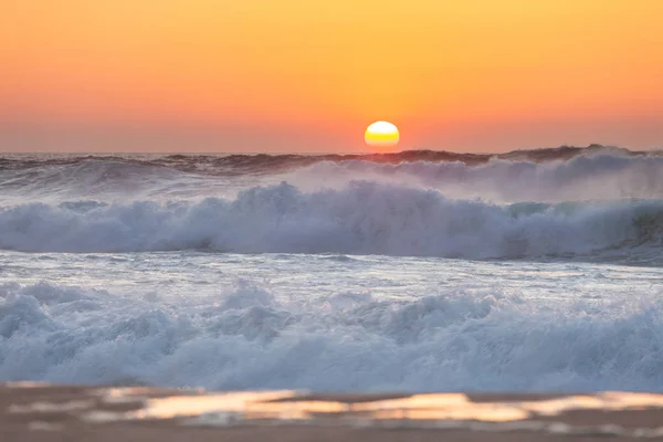 Západ slunce nad mořem. Panorama oceánských vln a zapadajícího slunce. Florida, USA — Stock fotografie