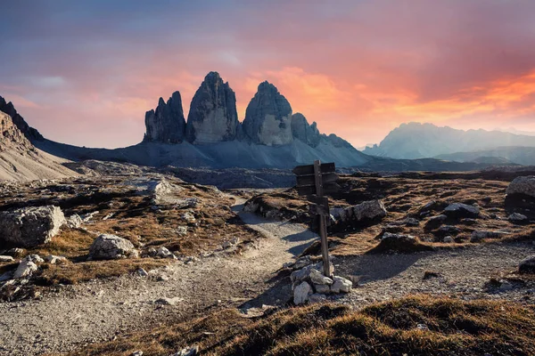 Słynny górski Tre Cime w włoskich Dolomitach o zachodzie słońca — Zdjęcie stockowe