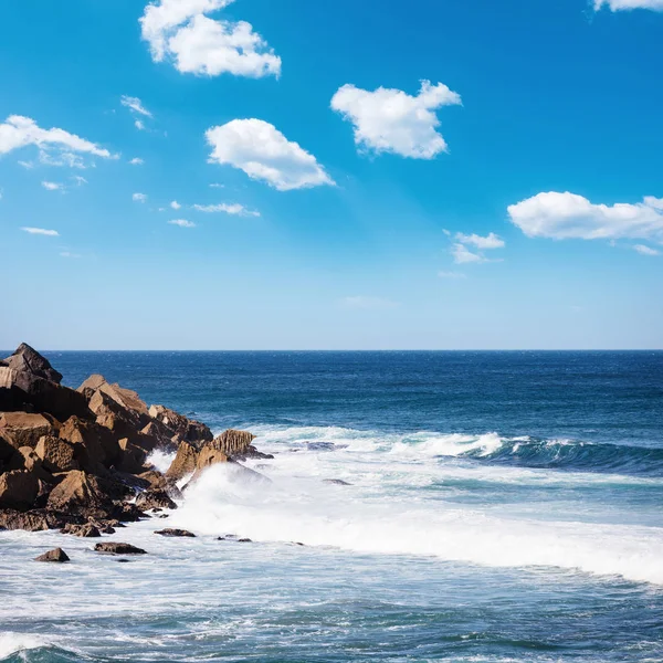 Hermosa playa rocosa y ola oceánica bajo el cielo azul nublado del verano. California, Estados Unidos —  Fotos de Stock