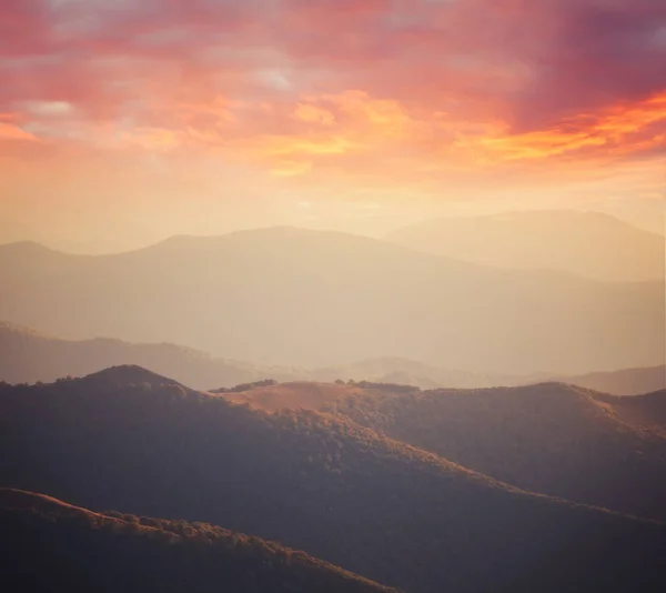 Salida del sol en Smoky Mountains. Great Smoky Mountains National Park, Estados Unidos — Foto de Stock
