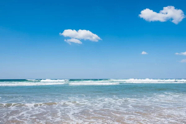 Piękna plaża i tropikalne morze i błękitne niebo — Zdjęcie stockowe