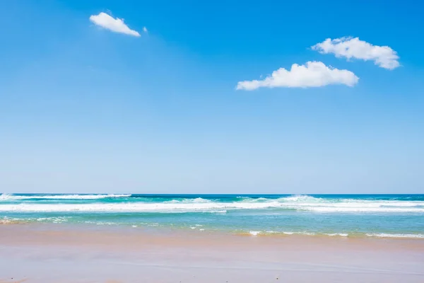 Piękna plaża i tropikalne morze i błękitne niebo — Zdjęcie stockowe
