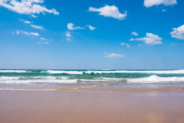 Bela praia e mar tropical e céu azul — Fotografia de Stock