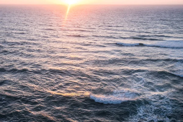 Vista aerea sull'oceano del sole che sorge sulla superficie delle onde d'acqua — Foto Stock