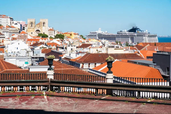 Vista panoramica sul centro storico del quartiere Alfama durante la giornata di sole nella città di Lisbona, Portogallo — Foto Stock