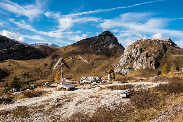 Increíble paisaje rural otoñal con árboles amarillos en primer plano y colinas de montaña en el fondo. Dolomita Alpes, Italia —  Fotos de Stock