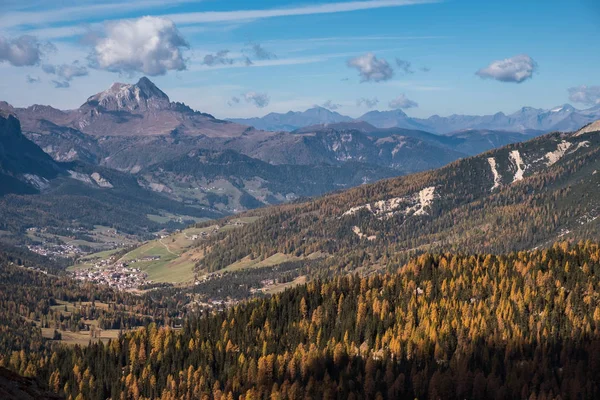 惊人的秋季乡村景观与黄色树木在前景和山丘的背景。多洛米特阿尔卑斯山， 意大利 — 图库照片