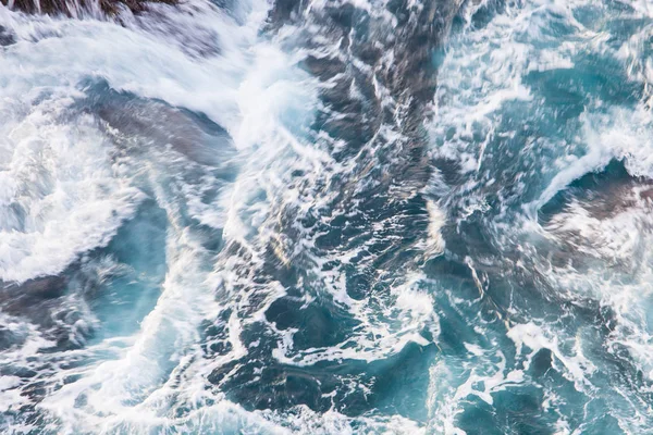 Horní pohled letecké snímky z létání drone úžasně krásné mořské krajiny s tyrkysovou vodou. — Stock fotografie