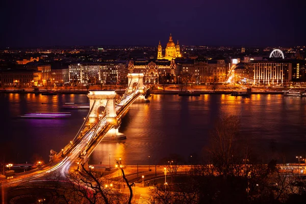 De Kettingbrug in Boedapest in de avond. De skyline van Night City. Bezienswaardigheden in Hongarije. — Stockfoto