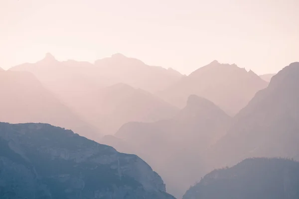 Bergsiluetter vid solnedgången. Alpint bergspanorama — Stockfoto