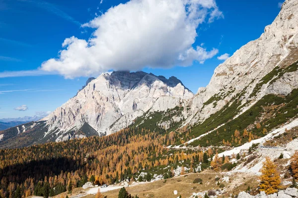 背景に前景と山の丘に黄色の木と素晴らしい秋の田舎の風景。ドロマイトアルプス(イタリア) — ストック写真