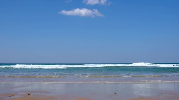 ゆっくりとした動きは 大きな水しぶきの海の波の映像を閉じます太平洋のエキゾチックな島の海岸に向かって突進します — ストック動画