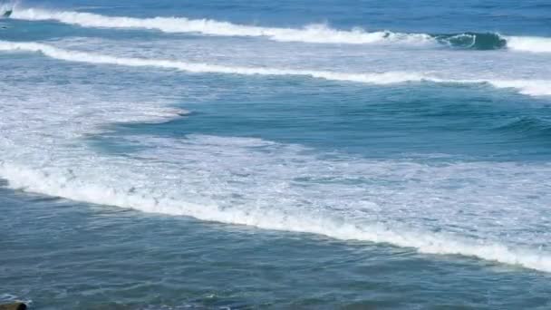 Вид Тропічний Пляж Вид Зверху Хвилі Розбиваються Тропічному Пляжі Білим — стокове відео