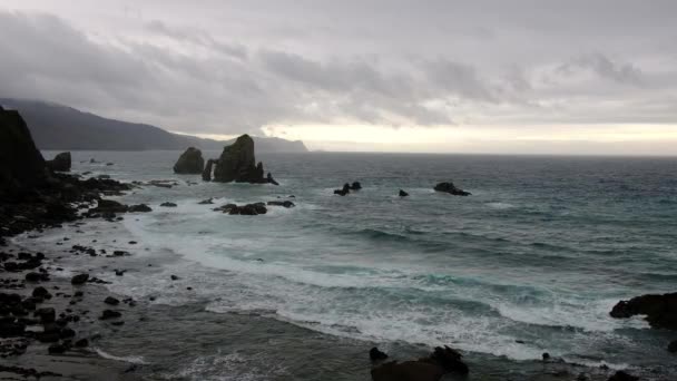 Video Solig Morgon Stenig Kust Nära San Juan Gaztelugatxe Spanien — Stockvideo