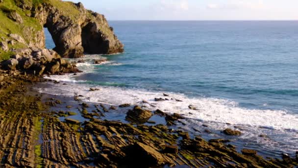 スペインのSan Juan Gaztelugatxe近くの岩だらけの海岸での晴れた朝のビデオ — ストック動画