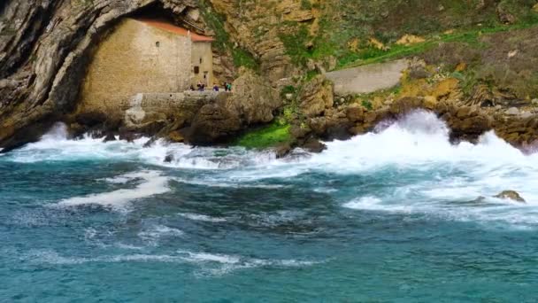Capela Santa Justa Oceano Tempestuoso Espanha — Vídeo de Stock