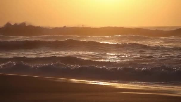 熱帯のビーチで素晴らしい夕日 日没時のビーチでの海の波は 太陽の光の水面に反映されます 美しい夜の自然海の背景 — ストック動画