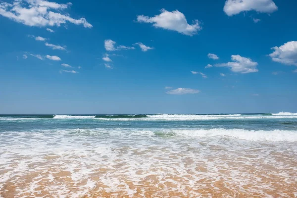 Hermosa playa y mar tropical y cielo azul — Foto de Stock