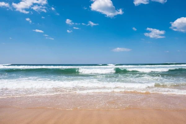 Beautiful beach and tropical sea and blue sky — Stock Photo, Image
