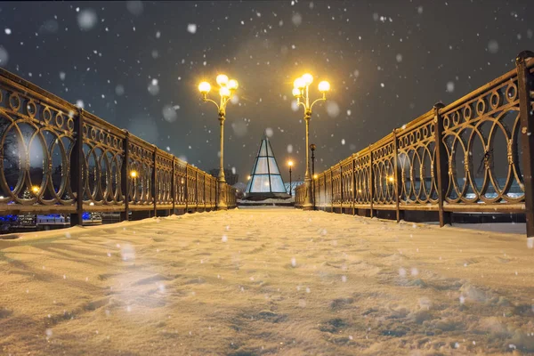 Footpath in a fabulous winter city park — Stock Photo, Image