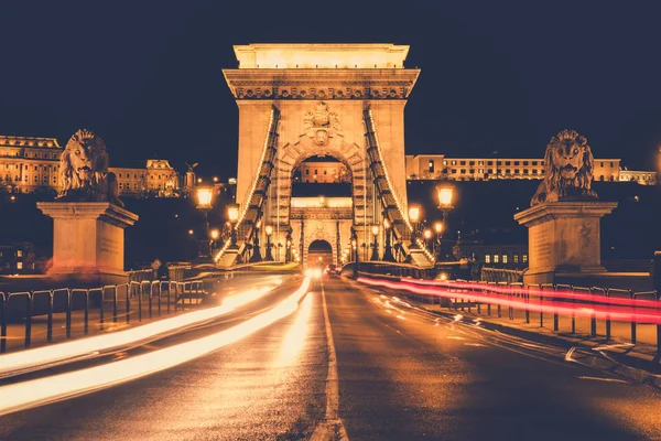 Pont des Chaînes et feu de circulation la nuit, Budapest, Hongrie — Photo