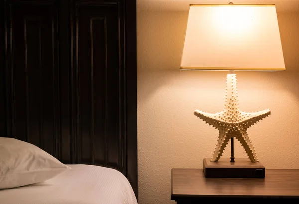 Komfortables Hotelzimmer. Lampe auf dem Tisch neben dem Bett — Stockfoto