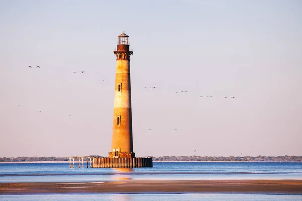 Morris Island Lighthouse ao nascer do sol, Carolina do Sul, EUA — Fotografia de Stock