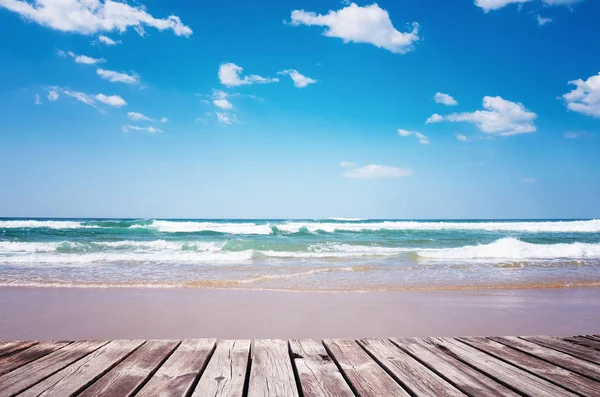 Pasarela de madera en la playa tropical en un día soleado — Foto de Stock