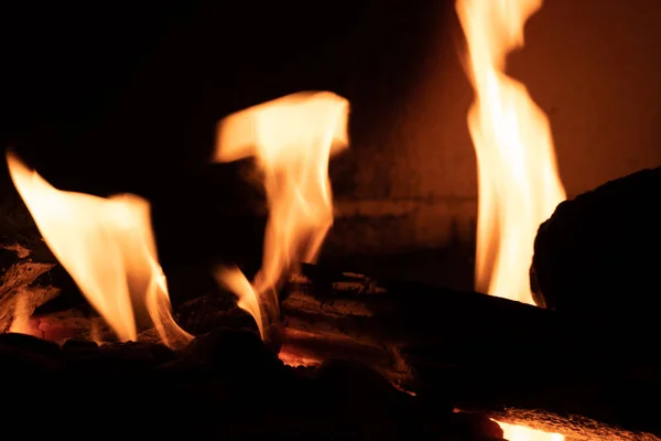 Flou de rondin de braise lumineux dans la couleur rouge chaud. Gros plan de la combustion du bois de chauffage dans le concept de cheminée. Bokeh orange du feu . — Photo