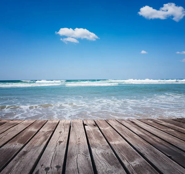 Ξύλινο δρομάκι στην τροπική παραλία την ηλιόλουστη μέρα — Φωτογραφία Αρχείου